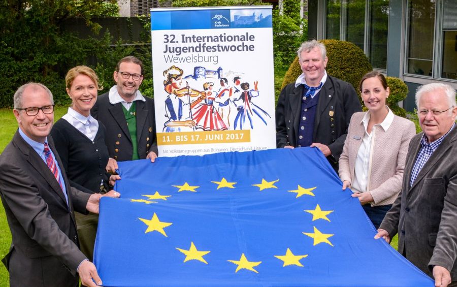Stellten das Programm zur 32. Internationalen Jugendfestwoche Wewelsburg 2017 vor (von links): Landrat Manfred Müller, Edith Rehmann-Decker (stellvertretende Leiterin des Kreisjugendamtes Paderborn), Dietmar Kellerhoff und Markus Smolin (beide im musischen Leitungsteam der 32. Internationalen Jugendfestwoche), Anna Brathun (Kreisjugendamt Paderborn), Friedhelm Kaup (Vorsitzender des Jugendhilfeausschusses). (Foto: Amt für Presse- und Öffentlichkeitsarbeit, Kreis Paderborn, Anna-Sophie Schindler) Stellten das Programm zur 32. Internationalen Jugendfestwoche Wewelsburg 2017 vor (von links): Landrat Manfred Müller, Edith Rehmann-Decker (stellvertretende Leiterin des Kreisjugendamtes Paderborn), Dietmar Kellerhoff und Markus Smolin (beide im musischen Leitungsteam der 32. Internationalen Jugendfestwoche), Anna Brathun (Kreisjugendamt Paderborn), Friedhelm Kaup (Vorsitzender des Jugendhilfeausschusses). (Foto: Amt für Presse- und Öffentlichkeitsarbeit, Kreis Paderborn, Anna-Sophie Schindler)